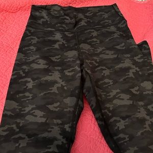 Women’s Fabletics camo full length leggings
